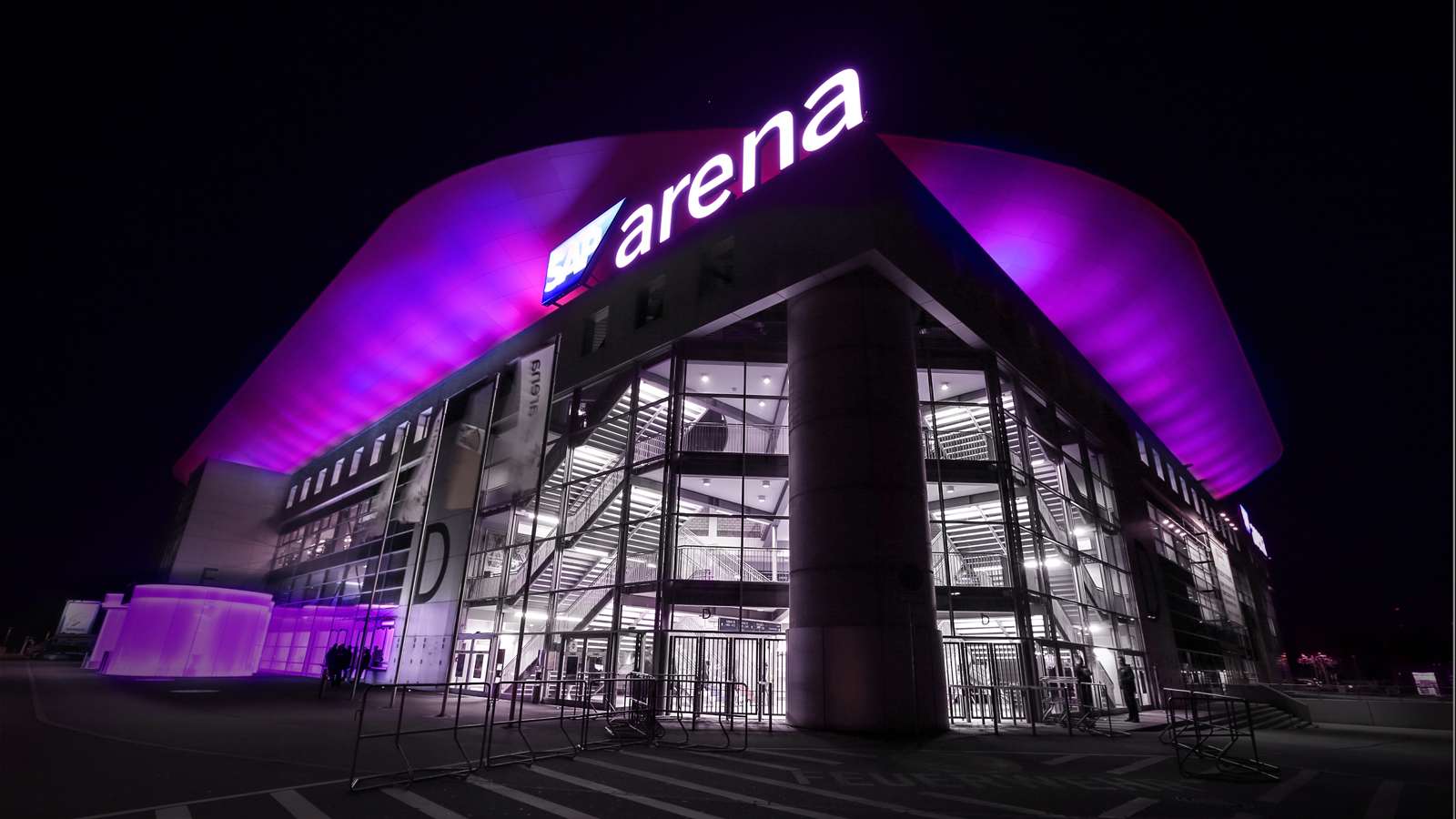 Arena in Lila und Vollsperrung der Bahnstrecke » Adler Mannheim