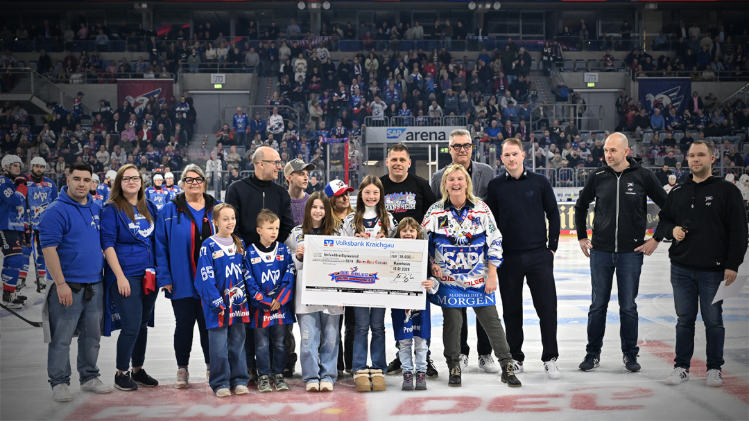 Eine Scheckübergabe für viele Kinderherzen