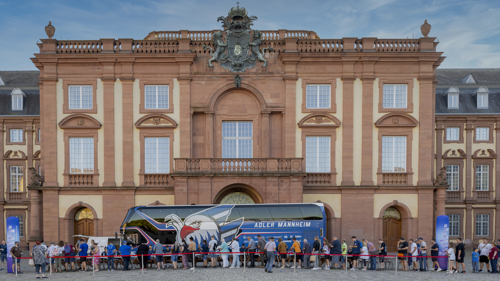 Team autograph session of INTER Insurance » Adler Mannheim