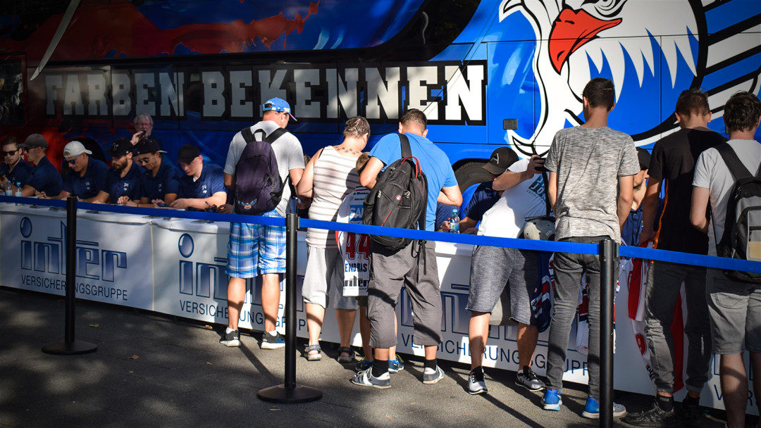 Alle Jahre wieder: Große Autogrammstunde mit der INTER